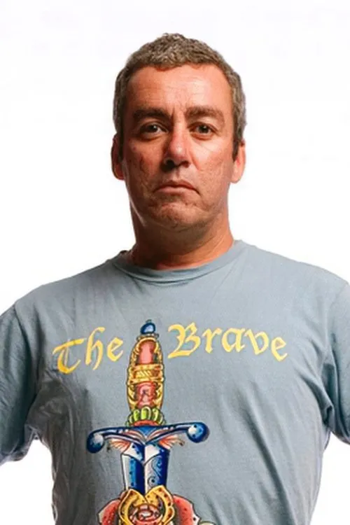 Simon Morley interpretando a Dodgy Cheerleader