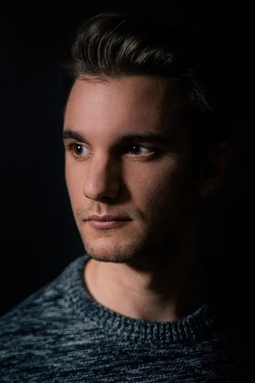 Simon Paluck interpretando a Max