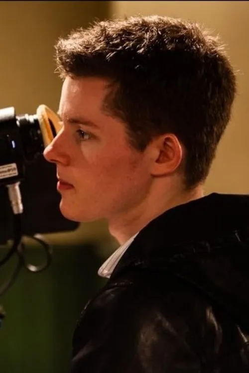 Simon Pearce interpretando a Kev