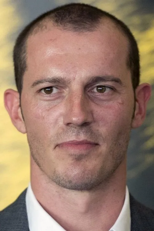 Simon Sears interpretando a Jens Høyer