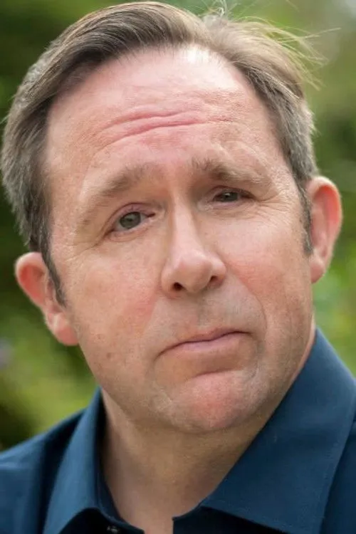 Simon Startin interpretando a Three