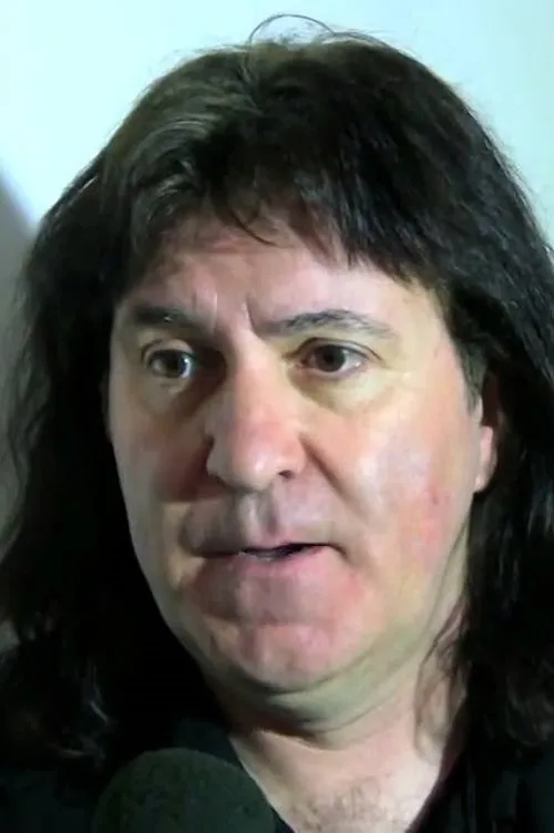 Simon Wright interpretando a 