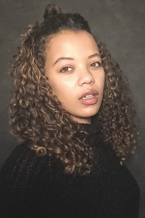 Simona Zivkovska interpretando a Samantha Joseph