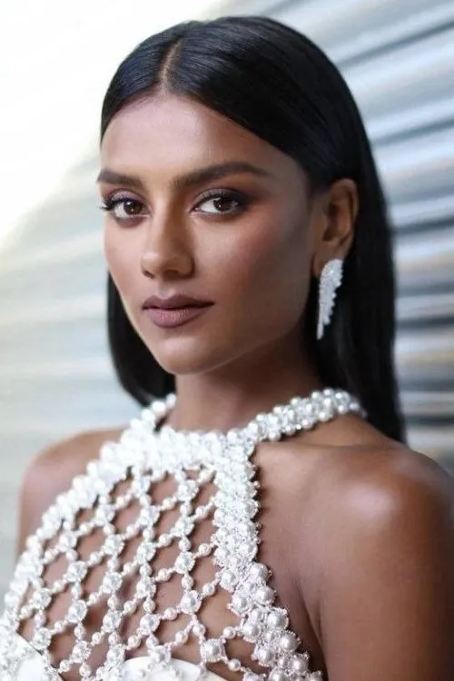 Simone Ashley interpretando a Aarti