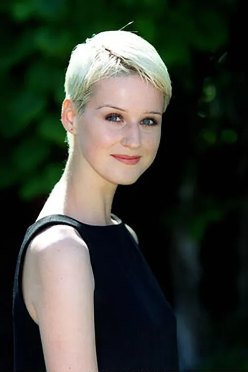 Simone Robertson interpretando a Rebecca Winton