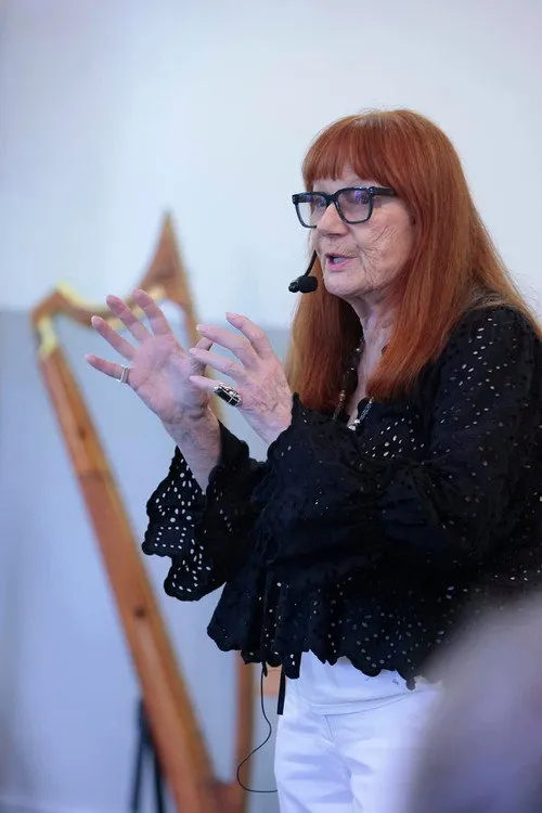 Sina Kujansuu interpretando a Nurse