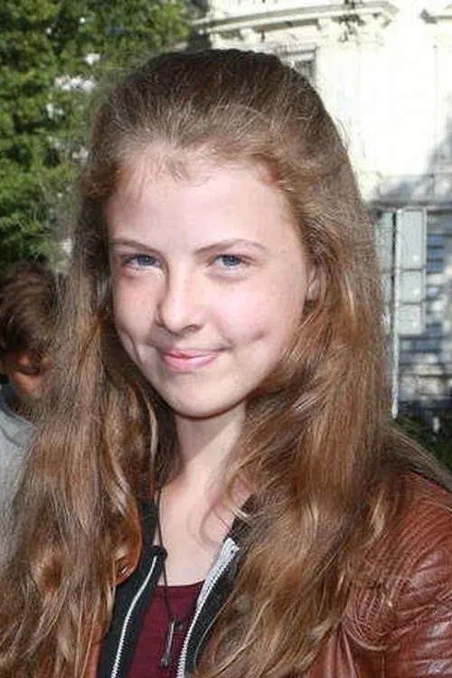 Sina Michel interpretando a Klara Heller