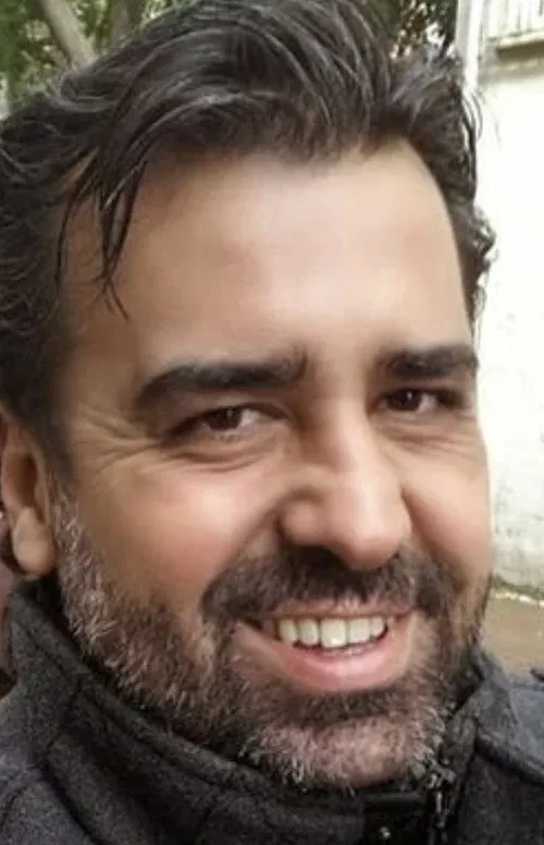 Sinan Divrik interpretando a 