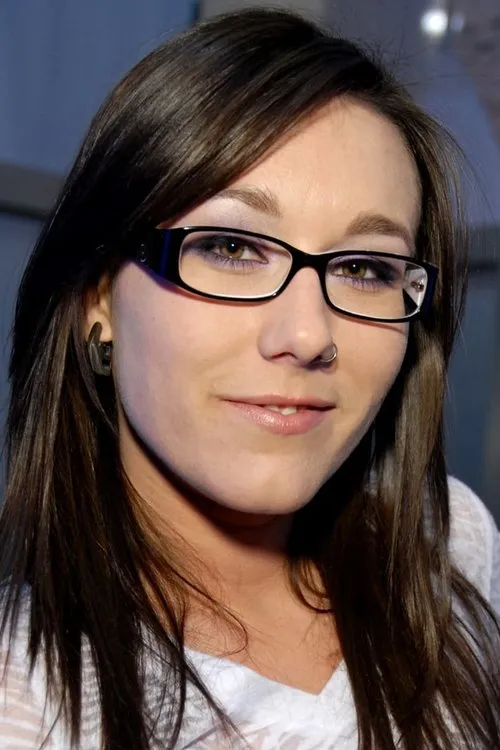 Sinn Sage interpretando a (archive footage)