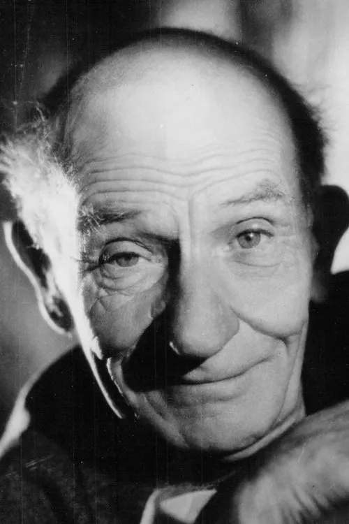 Sinoël interpretando a Jean, le vieux domestique