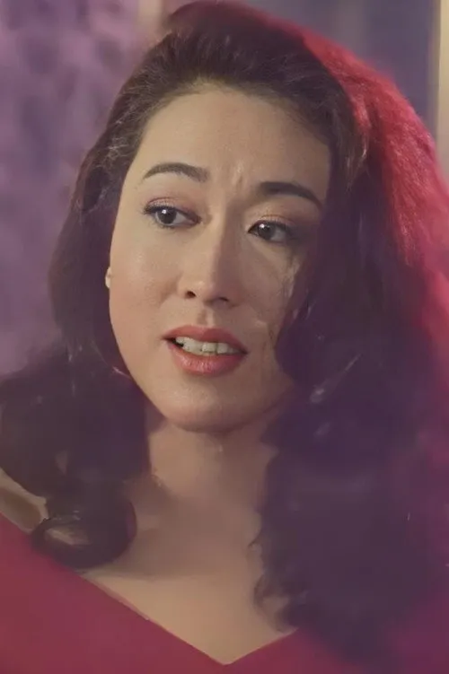 Siu Liu Ying interpretando a Linda Szeto