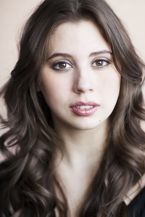 Skye Bennett interpretando a Mina