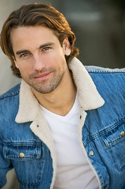 Skyler Hart interpretando a Josh Bowman