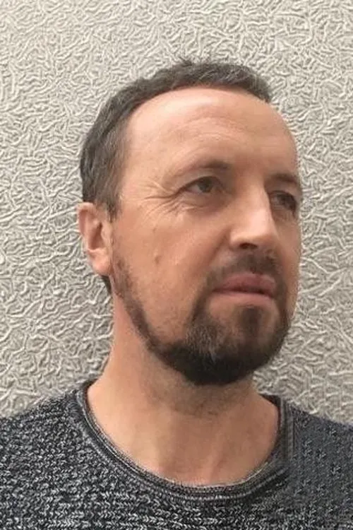 Sławomir Śmiałek interpretando a Narrator