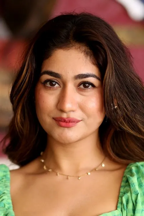 Sneha Malviya interpretando a Sarayu 'Sara' Naidu