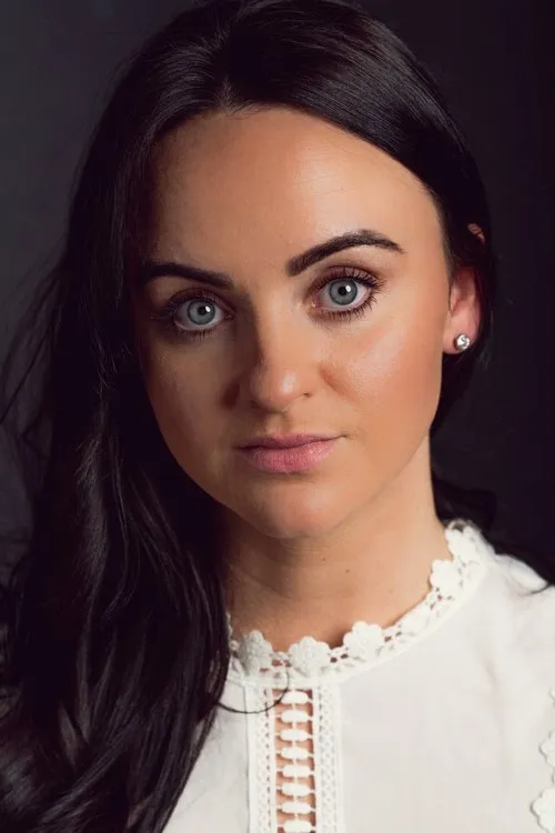 Sofia Lacey interpretando a Lexy Warren