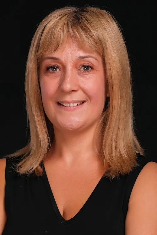 Sofia Reis interpretando a Jewish Lady at Train Station (uncredited)