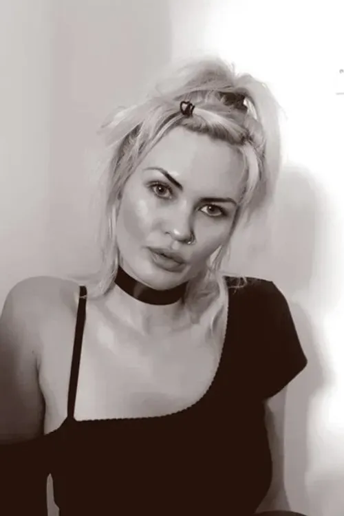 Sohaila Lindheim interpretando a Tifanny