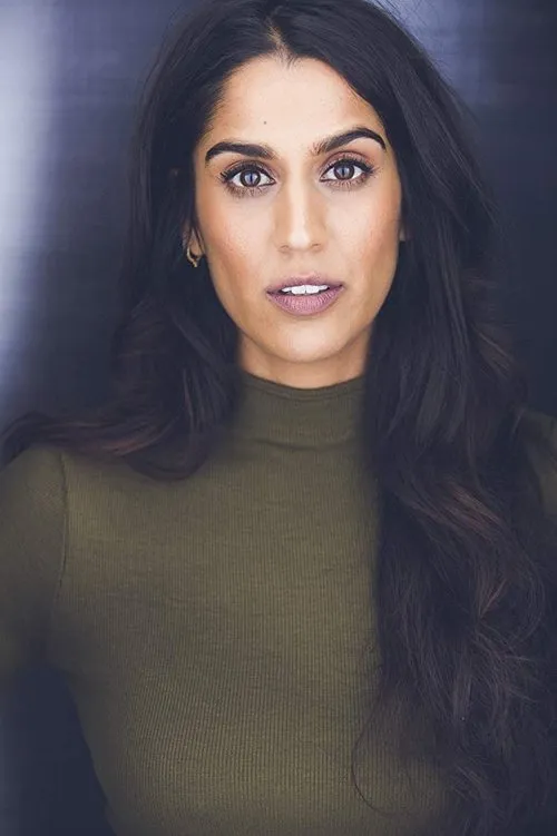 Sohina Sidhu interpretando a Katie 7F