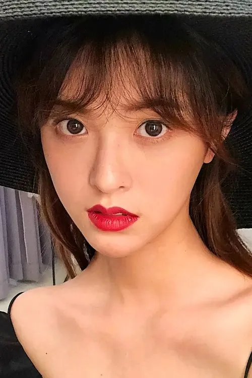 Song Fangyuan — personaje: Luo Qinqin