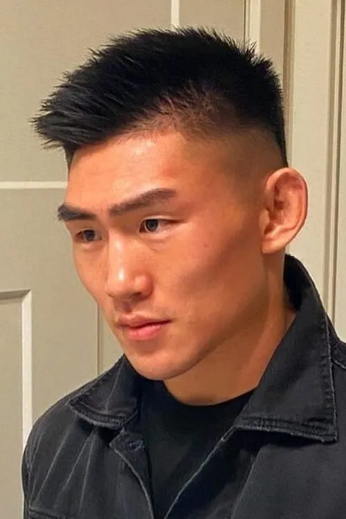 Song Yadong interpretando a Self