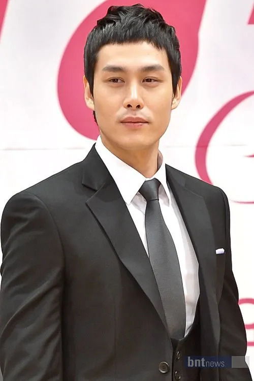 Song Yoo-ha en su biografía y filmografía