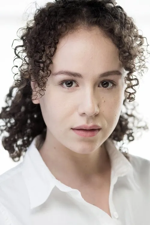 Sonia Amori interpretando a Zina