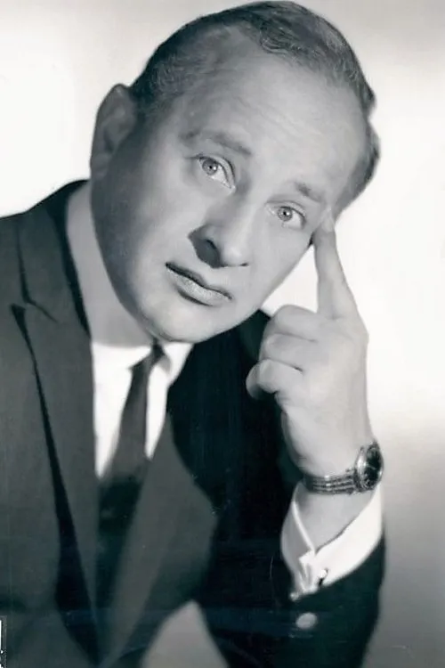 Sonnie Sands interpretando a Sonnie, Bellboy (as Sonny Sands)