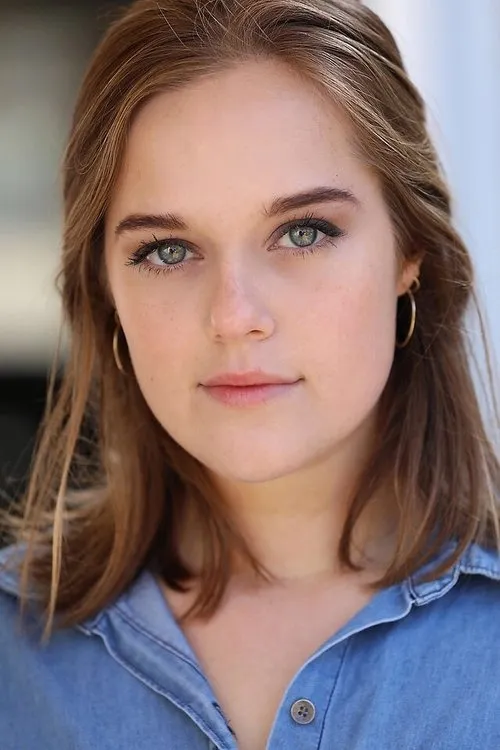 Sophi Bairley interpretando a Bee