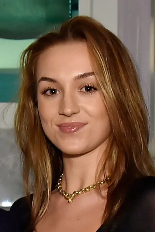 Sophie Amber interpretando a Connie