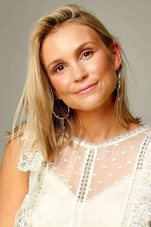 Sophie Bloom — personaje: Elizabeth Perry