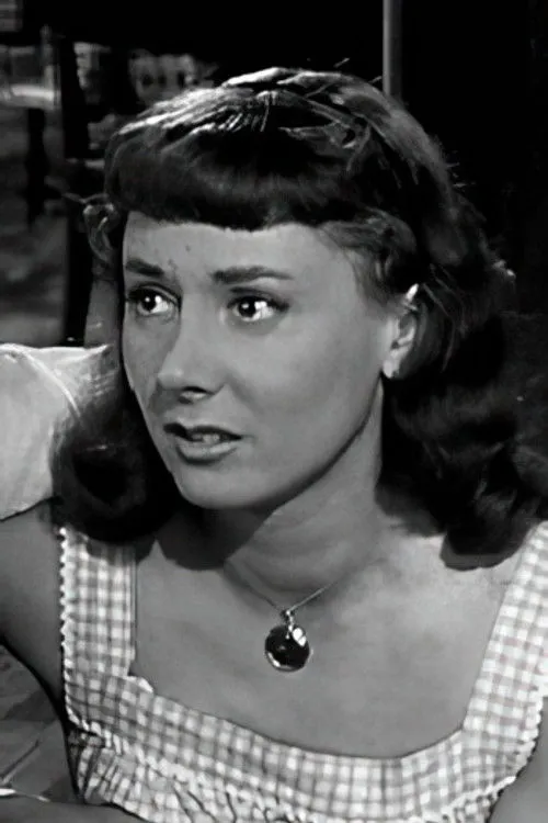 Sophie Leclair interpretando a Raymonde, la petite amie de Gaston