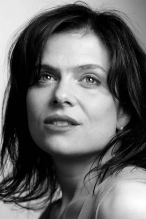 Sophie Linfield interpretando a Paige