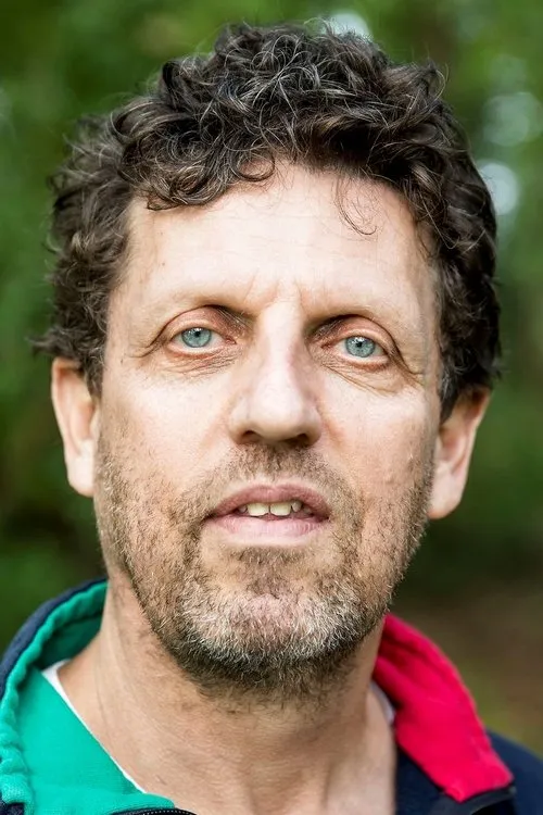 Søren Hauch-Fausbøll interpretando a Adam Nymann