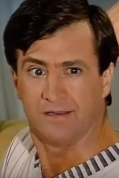 Sotiris Tzevelekos interpretando a Theofanis