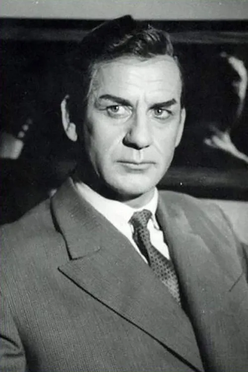 Spiro Urumi interpretando a Niko