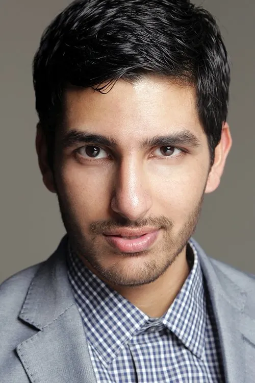 Sri Chilukuri interpretando a Fareed