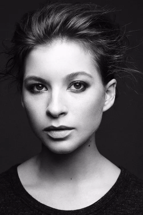 Stacey Farber interpretando a Ellie Nash