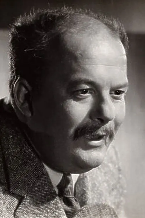 Stanislav Ledinek interpretando a Club Manager Gilard