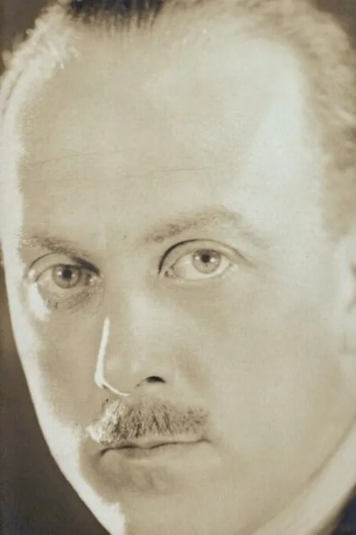 Stanley Logan interpretando a Col. Benson