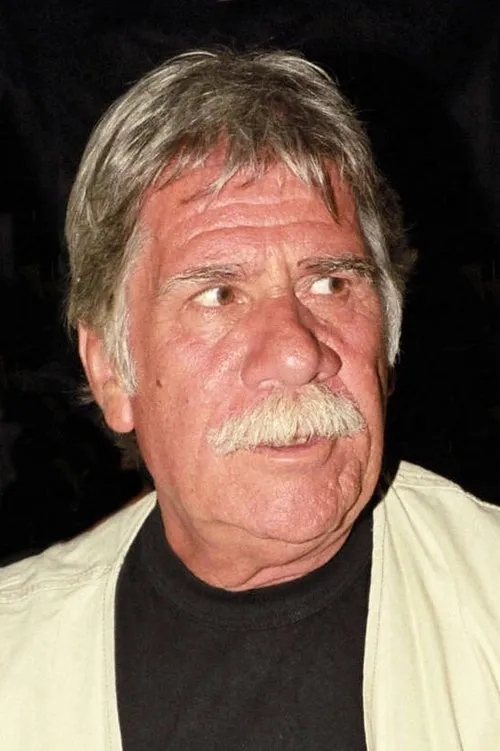 Stavros Paravas interpretando a Mihalis