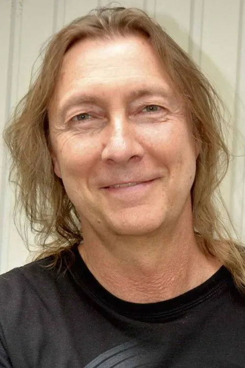 Stefan Arnold interpretando a Self