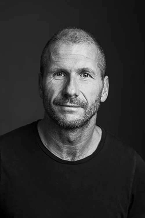 Stefan Larsson interpretando a Asker