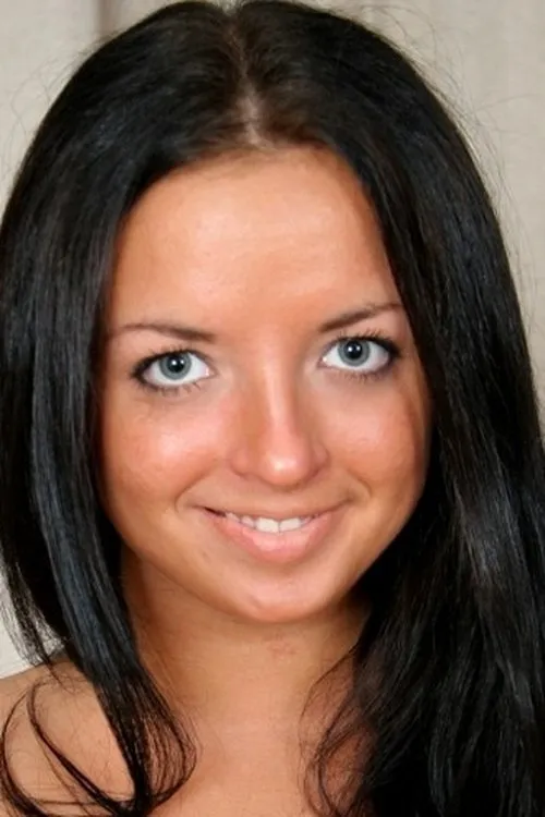 Stefania interpretando a (as Kiki Ferrari)