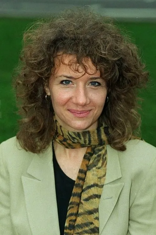 Steffanie Pitt interpretando a Jenny Adams