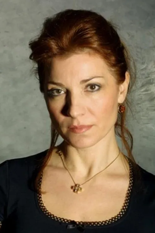 Stella Kazazi interpretando a Porni