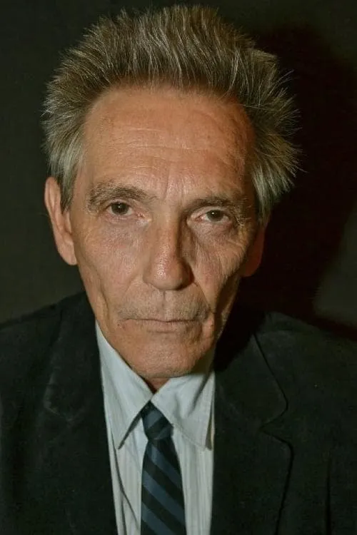 Steph DuVall interpretando a Joe Braci