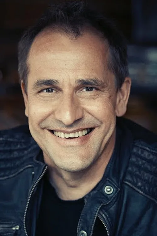 Stephan Schad interpretando a Dr. Benzler