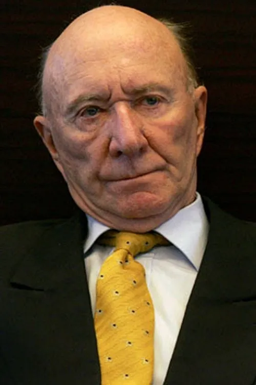 Stéphane Steeman interpretando a Monsieur Minou, chef de service au ministère des finances