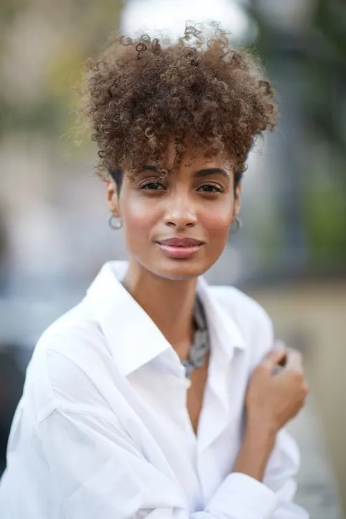 Stephanie Ribeiro — personaje: Apresentadora